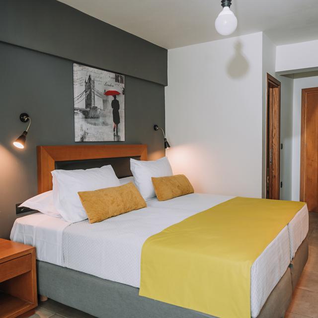 Amphitryon City Hotel