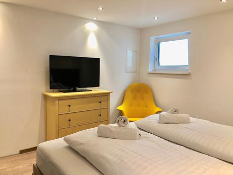 Slaapkamer met klein bovenraam in het 2-kamerappartement