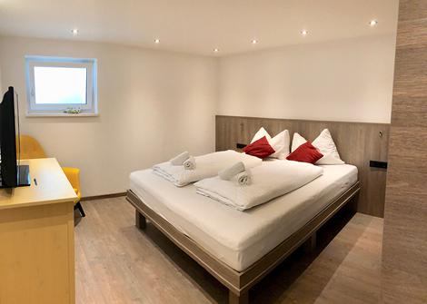 Slaapkamer met klein bovenraam in het 2-kamerappartement